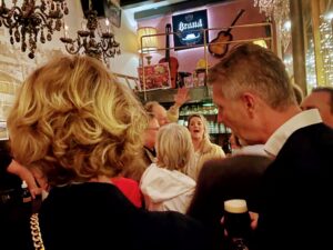Feestje en borrel bij café Vrienden van Vroeger in het centrum van Deventer