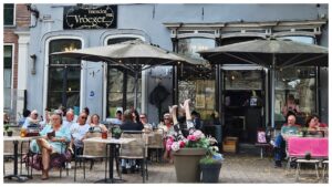 Terras van café Vrienden van Vroeger aan het Grote Kerkhof in Deventer