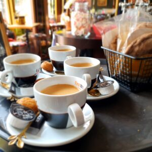 Cappuccino en thee bij café Vrienden van Vroeger in Deventer