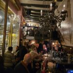 Gezelligheid bij café Vrienden van Vroeger