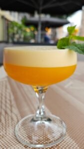 Wijn, cocktails en frisdranken bij café Vrienden van Vroeger in Deventer