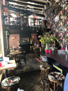 Het gezellige en intieme interieur van café Vrienden van Vroeger in Deventer